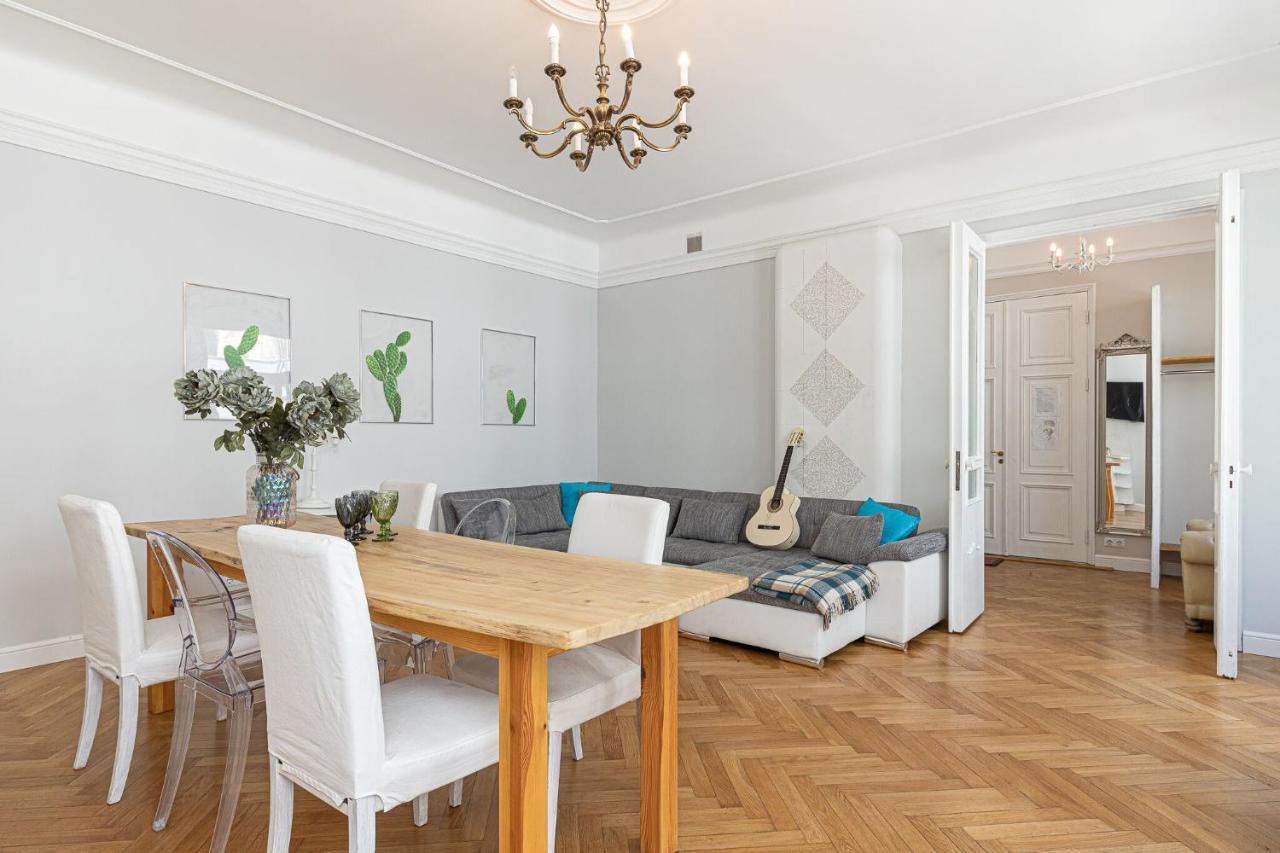 Modern History Apartment *